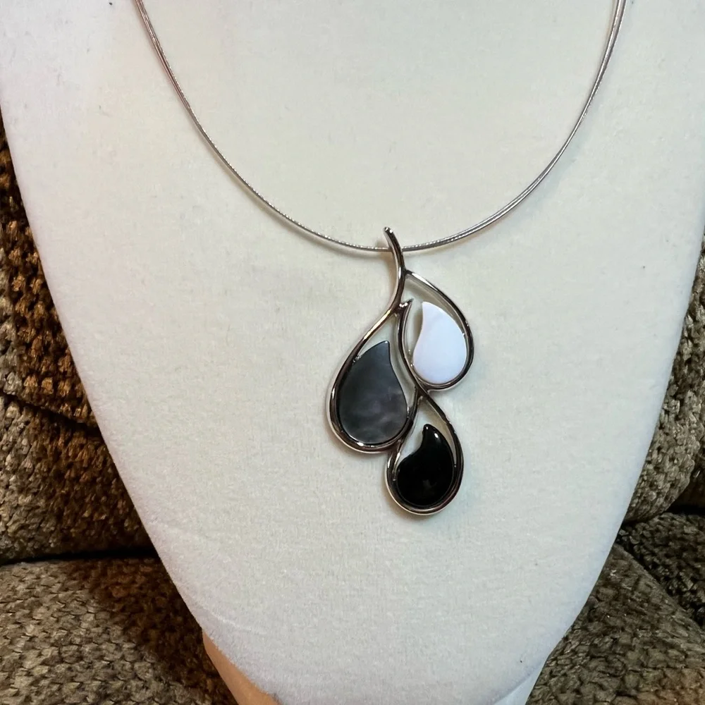 Lia Sophia Droplet necklace - Picture 1 of 4